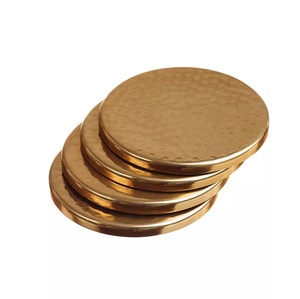Posavasos de metal personalizado hecho a mano de forma redonda posavasos con acabado dorado para Decoración de mesa de hogar y boda a precio mayorista - Product Image 1