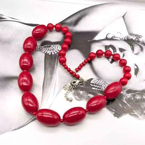 Collier en résine, accessoire de bijouterie audacieux et accrocheur pour les amateurs de mode moderne, haute qualité - Product Image 1