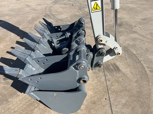 Pelle sur chenilles Takeuchi TB217R 1.7T d'occasion 3 tonnes Poids de fonctionnement 3m Clé de godet Moteur Boîte de vitesse Pompe à engrenages Roulement PLC - Product Image 6