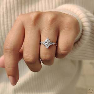 Anillo de Compromiso con Diamante Marquise Cultivado en Laboratorio, Certificado IGI, Claridad VS, 1.00-2.00 CT, Engaste Muse - Elegante y Lujoso - Product Image 3