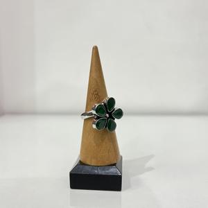 Anillo de Plata Oxidada con Cuarzo Verde en Forma de Pera con Diseño Floral para Mujer - Product Image 1