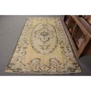 Alfombra turca Vintage de 4,9x8,3 pies, patrón de retales de lana de tejido plano verde amarillo para decoración para sala de estar o respaldo de látex para pasillo - Product Image 1