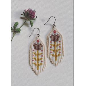 Elegantes pendientes de cuentas de semillas de cristal hechos a mano para novias - Product Image 6