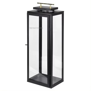 Lanternes à bougies en métal et verre de couleur noire New Look avec poignée en laiton doré pour la décoration de mariage à la maison disponible à bas prix - Product Image 1