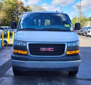 รถบรรทุก GMC Savana Cargo 2500 RWD ปี 2024 สีขาวสวยงาม พวงมาลัยซ้าย เบาะผ้าสีเข้ม ระบบนำทางบลูทูธ ชุดอุปกรณ์อำนวยความสะดวก - Product Image 2