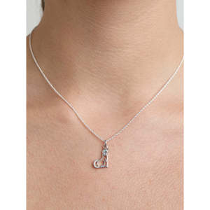 Collier pendentif chien CLARA fait main en argent sterling 925 avec sertissage clos et plaqué or, idéal pour un cadeau ou une fête, motif numéroté - Product Image 6