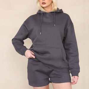 Sweat à capuche court personnalisé pour femmes avec ensemble de shorts assortis logo personnalisé tenue deux pièces pour les sports décontractés et vêtements de sport - Product Image 2