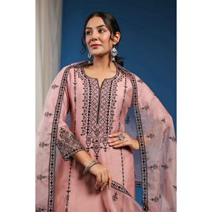 Conjunto de Kurta, Pantalón y Dupatta Color Rosa para Mujer, Marca Falsafa Mehar - Product Image 1