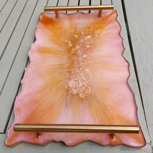 Plateau en résine brillante, finition artistique artisanale, parfait pour recevoir des invités ou comme centre de table décoratif - Product Image 1