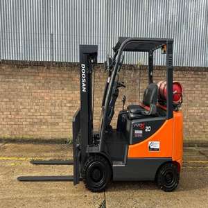 Montacargas TCM de 3 toneladas y 4 metros con desplazamiento lateral, diésel, usado, de segunda mano, en venta. - Product Image 6