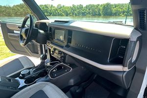 Ford Bronco Big Bend 2022, boîte de vitesses automatique, titre propre, sans accident, faible kilométrage, prêt pour l'expédition - Product Image 5