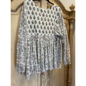 Blusa de Satén y Chifón con Estampado Floral para Mujer, Marca GYPSY, con Lentejuelas Bordadas y Encaje, Talla Única, Disponible en Talla XL, Diseño Floral Verde Fresco - Product Image 5