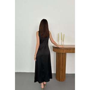 Robe noire en satin à col en V avec épaules à boucles - Noir - Product Image 5