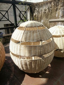 Lustre en osier fabriqué à la main écologique en rotin et bambou pour la décoration de la maison - Product Image 3