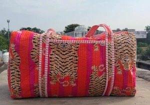 Bolsa de lona acolchada Estilos deportivos de fin de semana hechos de algodón con cierre de cremallera Bolsa de mano acolchada hecha a mano Bolsa de compras de algodón - Product Image 2