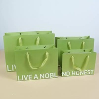 Sacs en papier noir de luxe personnalisés pour emballage cosmétique, vente en gros, découpe sur mesure, parfum, rouge à lèvres, shopping, cadeau, gaufrage, plastification, ruban