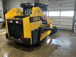 Cargadora compacta de orugas Gehl RT255 tipo skid steer, color amarillo, con accesorio de cucharón - Product Image 6