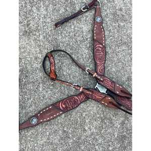 Juego de cuello de pecho de caballo de calidad de lujo Juego de cuello de pecho y cabeza de cuero con herramientas florales y acento de cuero crudo - Product Image 1