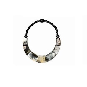 Collier rond statement fait main en corne de buffle, bijoux audacieux et imperméables au style moderne pour un look unique et une personnalisation complète - Product Image 3