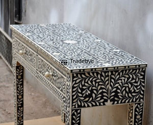 La consola con incrustaciones de hueso en negrita con patrones llamativos agrega textura artística a los espacios de vida modernos y de diseñador de Tradebyd - Product Image 3