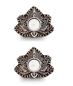 Lot de 2 bougeoirs en bois de sheesham sculptés à la main en forme de lotus lumineux pour centres de table de mariage - Product Image 4