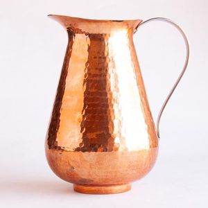 Jarra de cobre de diseño de tendencia con detalles artesanales, perfecta para bodas y fiestas. - Product Image 3