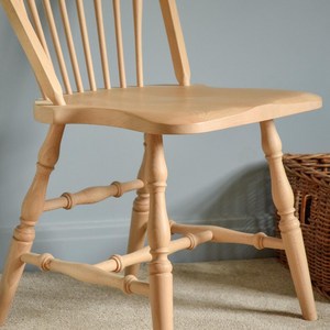 Silla de comedor Lapis hecha de madera de teca maciza de alta calidad con acabado natural para interiores o exteriores. - Product Image 5