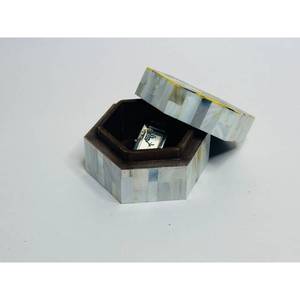 Boîte à bijoux en marbre artisanale de luxe indienne 2024, forme hexagonale moderne, design gravé, haute qualité, boîte cadeau, vente en gros - Product Image 1