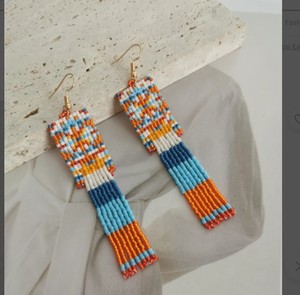Boucles d'oreilles à franges perlées de qualité supérieure, blanches, bleues et oranges, style bohème, longues et imposantes - Product Image 1