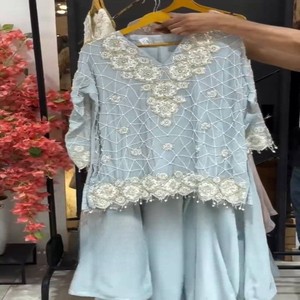 Conjunto VASTRA COTTAGE de Top con Bordado de Hilo de Seda Chinon, Sharara con Volantes y Dupatta de Encaje Elegante, Completamente Cosido, Diseño de Alta Costura para Fiestas - Product Image 1