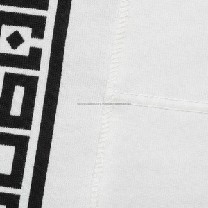 Camiseta Blanca de Lujo para Hombre, Diseño Geométrico Griego con Borde Negro, Hombros Caídos, Estilo Urbano Premium, Logotipo Personalizado OEM - Product Image 5