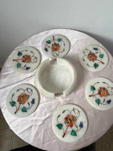 Ensemble de dessous-de-verre en marbre indien incrusté, fabriqué à la main avec de la malachite, du lapis-lazuli et de la nacre, 6 dessous-de-verre et un support - Product Image 2