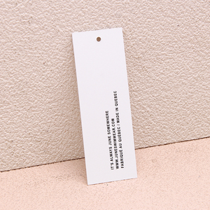 ป้ายแขวนกระดาษเคลือบสีขาวเป็นมิตรกับสิ่งแวดล้อมหรูหราพิมพ์โลโก้กำหนดรูปร่างขนาดได้เองสำหรับกระเป๋ารองเท้าเสื้อผ้า - Product Image 1