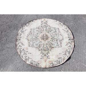 พรมปูพื้นสไตล์วินเทจลายตะวันออกสีขาวแบบตุรกี ขนาด 3.9x3.9 ฟุต ทำจากขนสัตว์แบบแพทช์เวิร์ค พร้อมแผ่นรองหลังทำจากยางพารา เป็นมิตรต่อสิ่งแวดล้อม เหมาะสำหรับตกแต่งบ้าน - Product Image 1