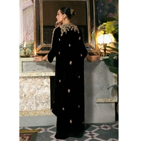 Robe de soirée de mariage modeste tendance 2026 en velours noir, coupe trapèze, longueur ras du sol, manches courtes brodées à la main, en mousseline naturelle, col licou