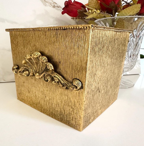 Boîte à mouchoirs élégante en or avec des motifs floraux peints à la main et des bordures texturées, ajoutant un charme vintage. Disponible au prix de gros - Product Image 5