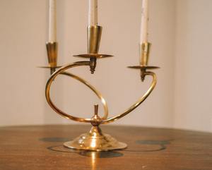 Candelabro de Metal de Latón Hecho a Mano |   Portavelas Decorativo para el Hogar, de Concreto, Único, Frasco para Velas - Product Image 1