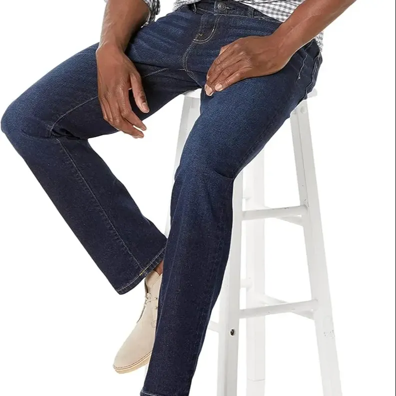 Robusto e rasgado: moda jeans para homens de pernas retas desgastados