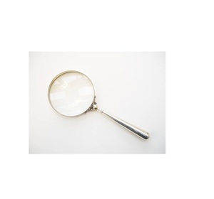 Compre una lupa de metal portátil de primera calidad con lente duradera para leer textos pequeños y detallados - Product Image 3