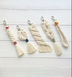 Porte-clés, breloque de sac, porte-clés en macramé Boho avec porte-clés en macramé à pompon - Product Image 1