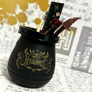 ชุดแก้วใส่ดินสอทรงหม้อฮอกวอตส์ แฮร์รี่ พอตเตอร์ พร้อมฝาปิดสำหรับใส่ปากกา - Product Image 1