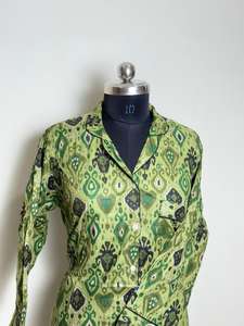 Chemise en coton imprimé Ikat vert pour femme Chemise à manches longues à motif Ikat vert pour femme - Product Image 4