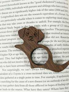 ที่คั่นหนังสือไม้ธรรมชาติทำมือ สำหรับคนรักหนังสือ อุปกรณ์อ่านหนังสือด้วยมือเดียว สำหรับนิยาย หนังสือเรียน และวารสาร - Product Image 6