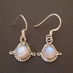 Boucles d'oreilles pendantes en pierre de lune de dernière génération de Surgyan Saini, 8x10 mm, sertissage en laiton, boucles d'oreilles hip-hop pour enfants - Product Image 1