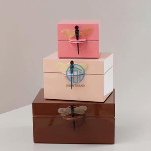 Elegante caja organizadora de joyas de laca crema con mango de libélula caja decorativa hecha a mano para el hogar y el regalo de boda - Product Image 2