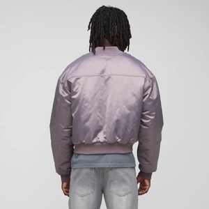 แจ็คเก็ตวาร์ซิตี้แบบมีซิป คอตั้ง น้ำหนักเบา ผ้าซาตินเงา ทรงบอมเบอร์ ตัดสั้น สไตล์วินด์เบรกเกอร์ สำหรับผู้ชาย รับทำโลโก้ OEM - Product Image 6