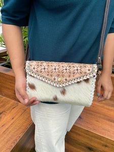 Haute qualité en gros véritable cuir de vachette usiné sculpture bandoulière portefeuille sac à main pour les femmes à la main en cuir Multi utilisations embrayage - Product Image 2