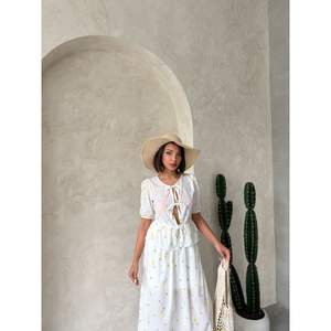 Blusa de voile bordada con lazo frontal para mujer - Product Image 4