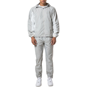 2024 conjuntos cortavientos impermeables ligeros de alta calidad conjuntos de chaqueta y pantalón de chándal cortavientos personalizados con logotipo OEM - Product Image 1