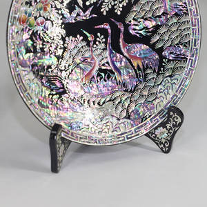 Plato Coleccionable de Nácar con Soporte - Product Image 4